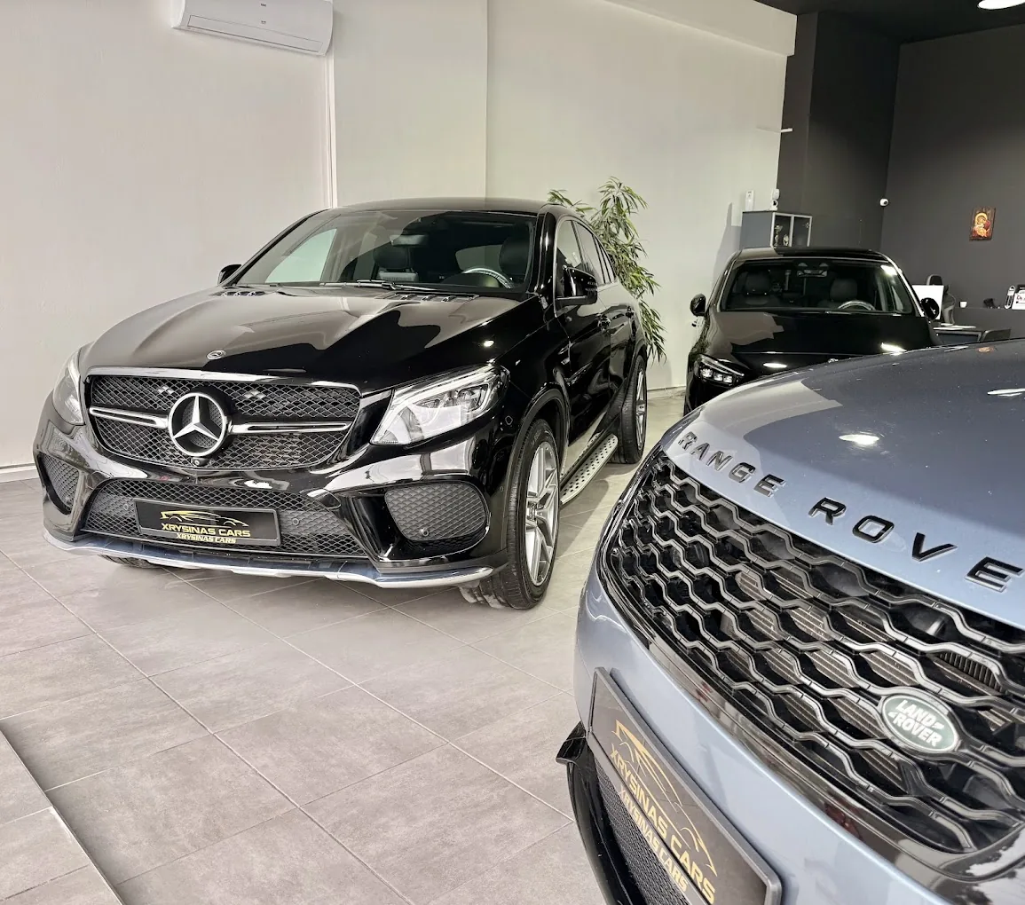 Μαύρη Mercedes-Benz GLE Coupé και γκρι Range Rover μέσα στην έκθεση